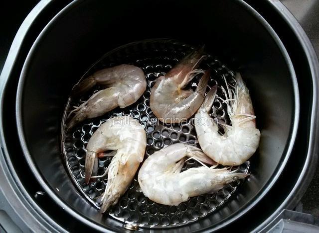 空气炸锅底抹少许油，把大虾放进去，虾身上再抹少许油。
