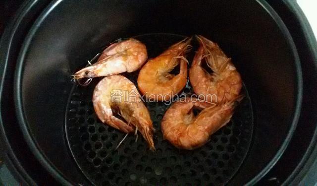 烤十分钟以后把大虾翻过面。