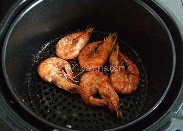 烤五分钟后在虾身上撒上椒盐和辣椒面，再烤五分钟即可，全程烤制二十分钟。