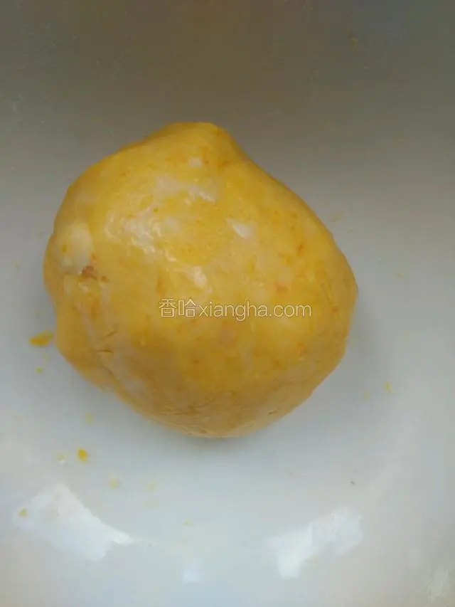 加入木薯淀粉，揉成光滑的面团