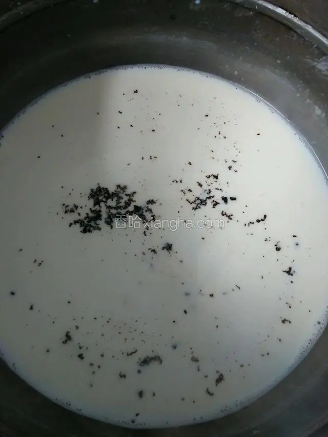 奶茶提前煮好，牛奶里放入糖和普洱茶，开小火煮沸