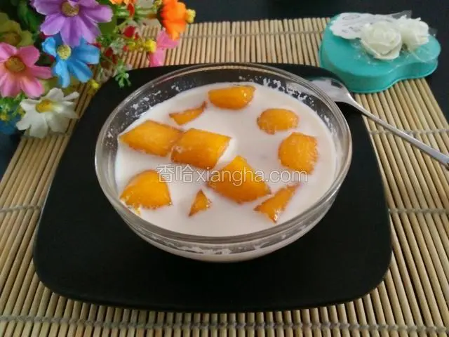 奶茶里放入芋圆，既好吃又提神哦！