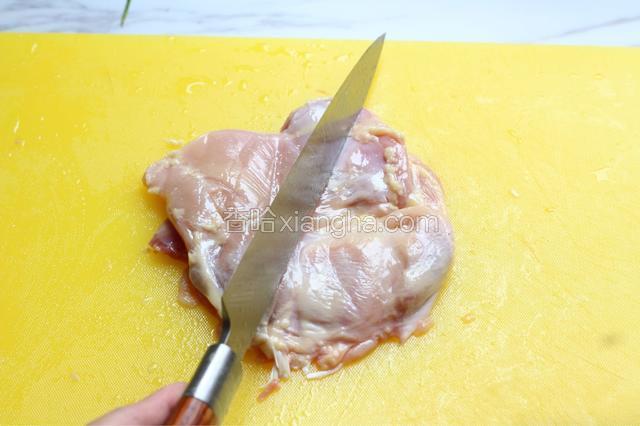 用刀背将鸡肉拍松，拍平整些。