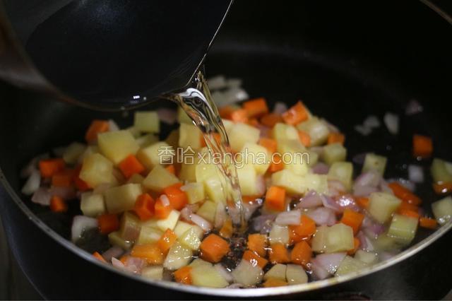 加入热水，没过土豆和胡萝卜（加多些也没事，后面需要水来煮咖喱）。大火烧开，中小火煮十分钟。