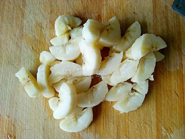香蕉扒皮，对半切开，再切成小块，大小和圣女果差不多就可以。