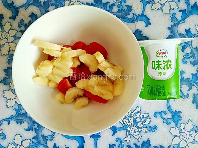 把图1图2放入干净的碗里，并准备酸奶。