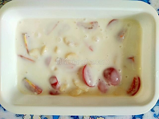 准备一个干净的方形容器，把图5中搅拌好的酸奶倒入容器里。