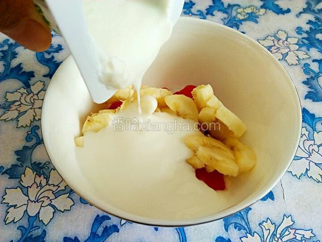 把酸奶倒入碗里，并搅拌均匀（这样的酸奶一盒半就可以了）。