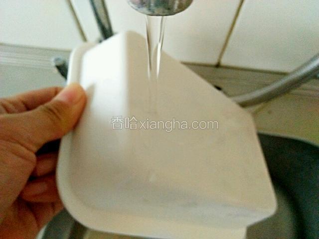 拿出冰箱中的容器，用凉水冲一下，方便取出容器里的酸奶冻。