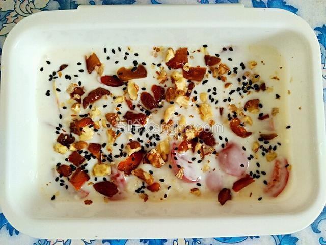 撒上图3中的半梅+核桃碎+黑芝麻放入冰箱冷冻室冷冻成型（约4小时左右）。