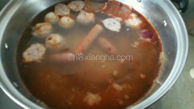 加入适量火锅丸，葱姜煮开
