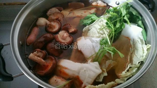 锅烧开后放入蔬菜，香菇，干豆腐煮开