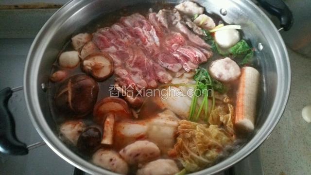下入羊肉片煮熟即可食用