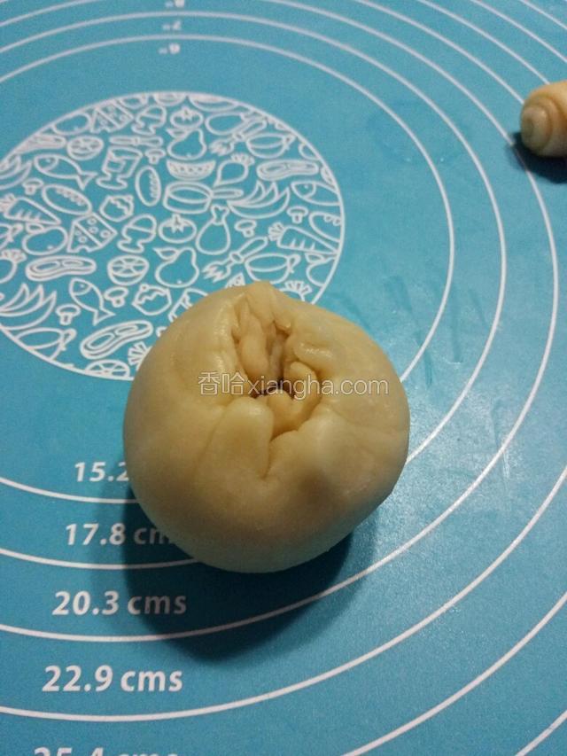 醒好的油酥和油皮分16等份，油皮包裹油酥如图收口。面皮20克，油酥12克。