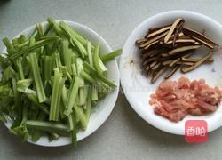 芹菜香干炒肉丝的做法图解1