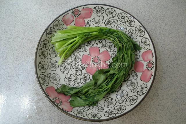 香菜洗净。