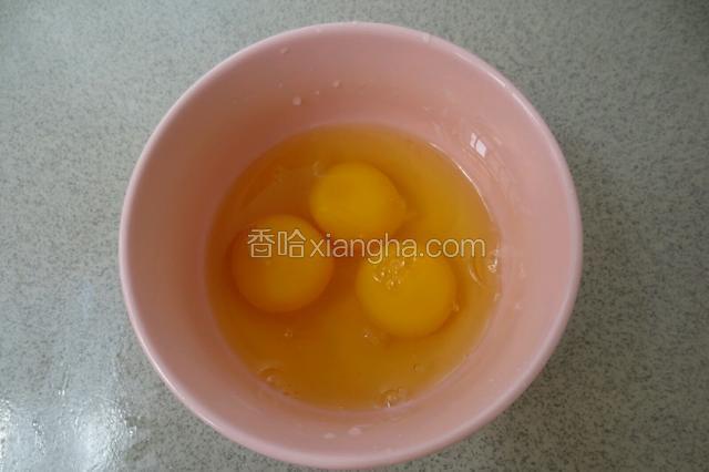 鸡蛋打入碗里。