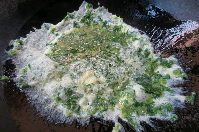 锅里热油，放倒入蛋液。