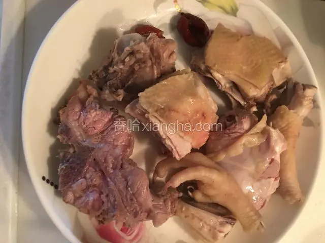 龙骨和老鸡砍小块，洗干净，焯水（这是一人的分量）
