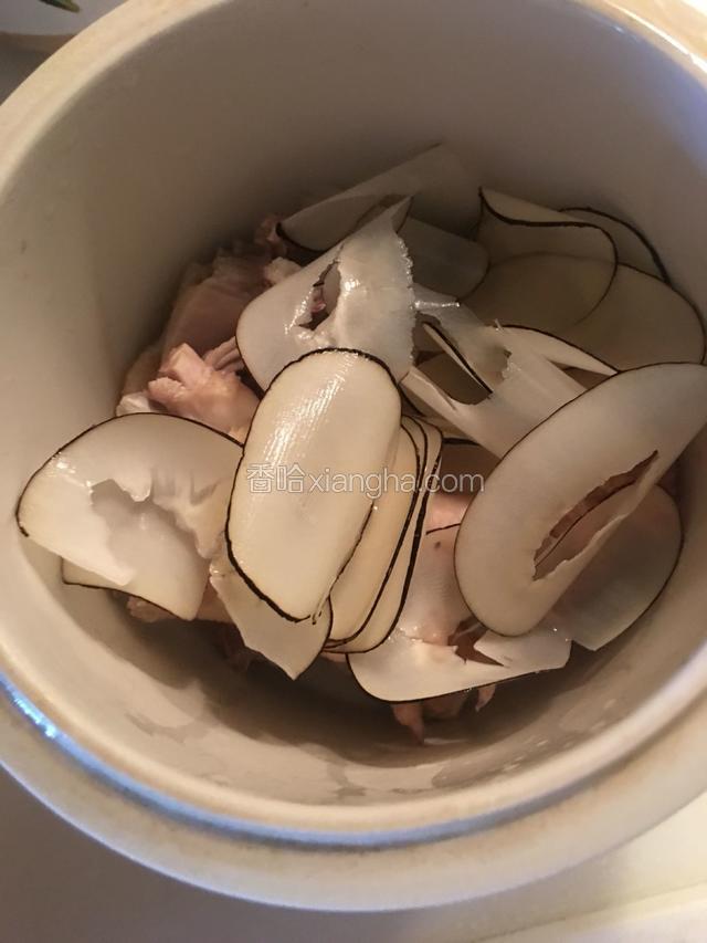 把所有材料放进炖盅里，加适量的水