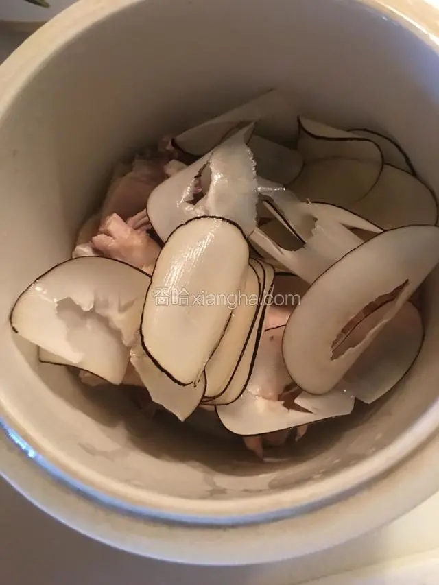把所有材料放进炖盅里，加适量的水