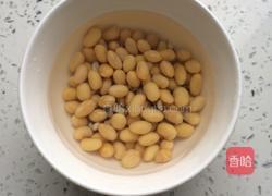 黄豆薏米猪脚汤的做法图解1