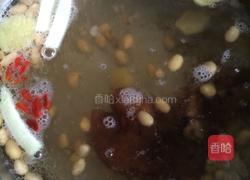 黄豆薏米猪脚汤的做法图解3