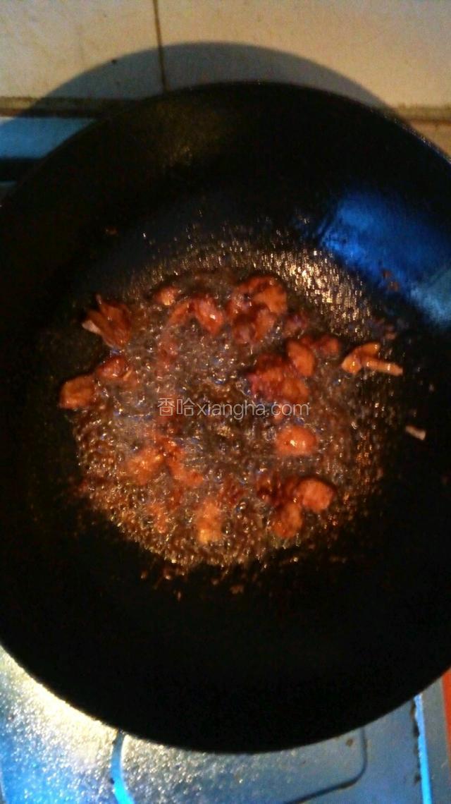 把肉煸好后，放入美味鲜，蚝油炒匀
