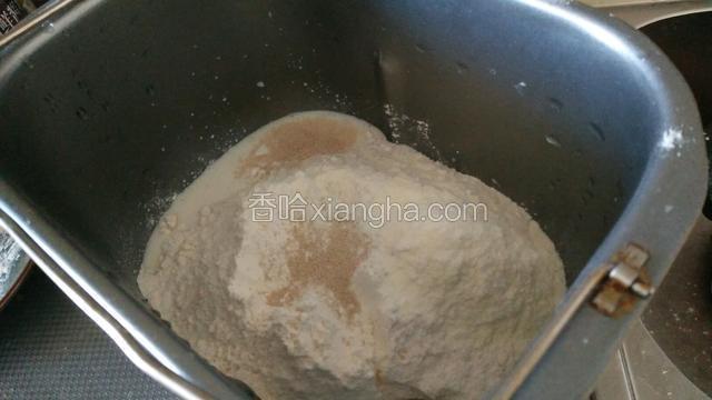 面包桶内依次加入鸡蛋，牛奶，面粉，糖，盐，酵母，奶粉，油
