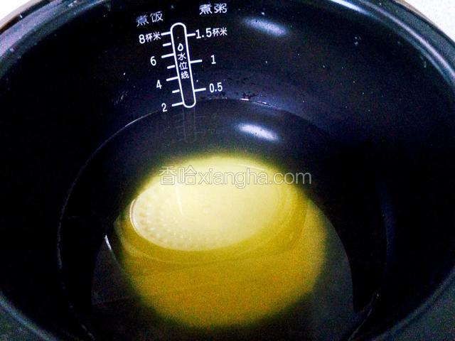 小米洗干净加适量的清水，滴两滴香油。