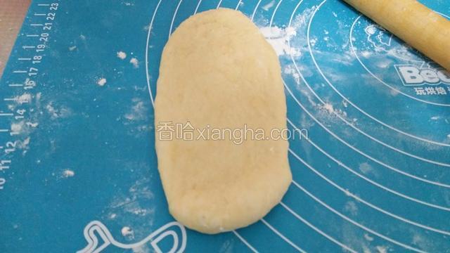 取出一个小面团，擀成长条状