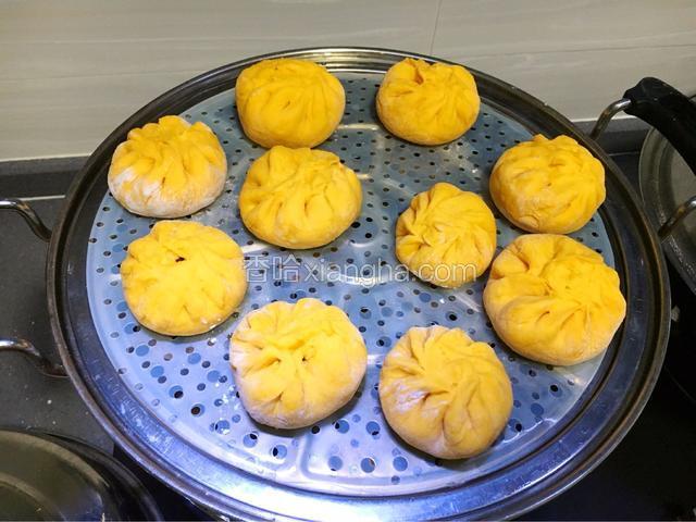 冷水入锅，包子之间留些空隙，大火烧开过后蒸20分钟。