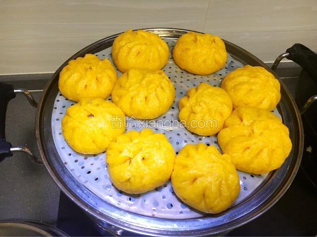 蒸熟以后关火别揭开锅盖，让他继续焖3分钟，再打开锅盖。