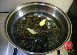 韭菜炒螺丝肉的做法图解3