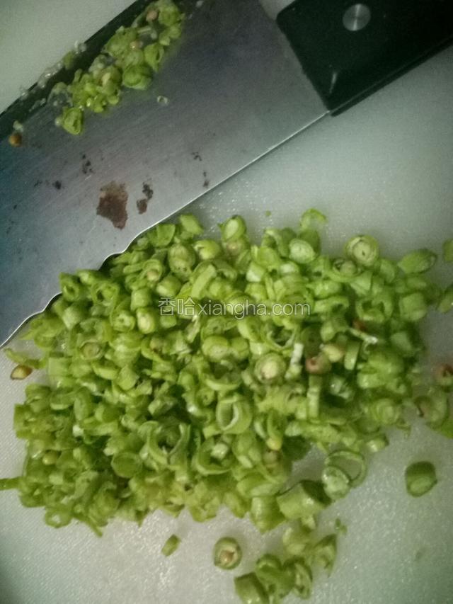 豇豆洗净切碎