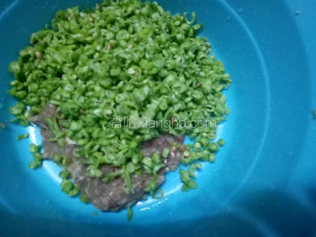 把豇豆和肉碎搅拌均匀