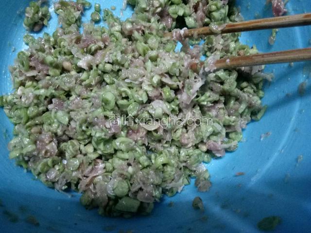 加入猪油和盐味精调味搅匀