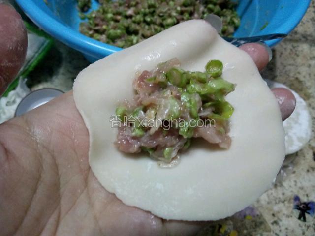 把馅料放入皮上