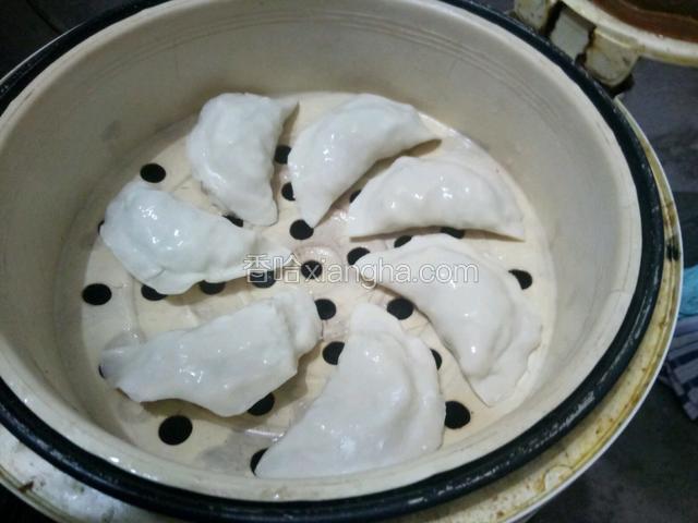 放锅里蒸十分钟即可