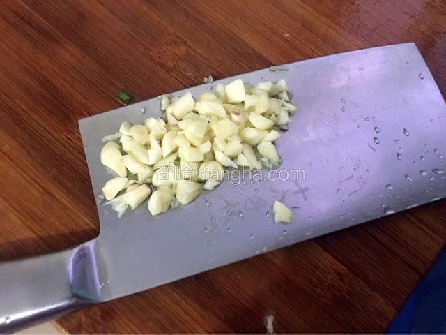 蒜头切碎