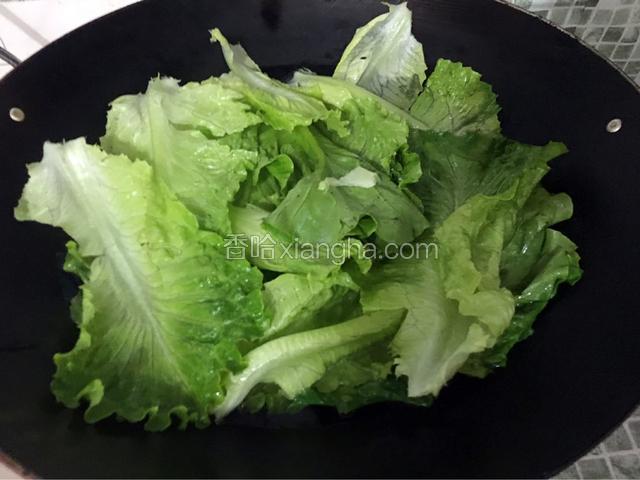 锅中放入适量的水烧热，滴几滴油然后罢生菜放去煮下，煮好后捞出沥干水分