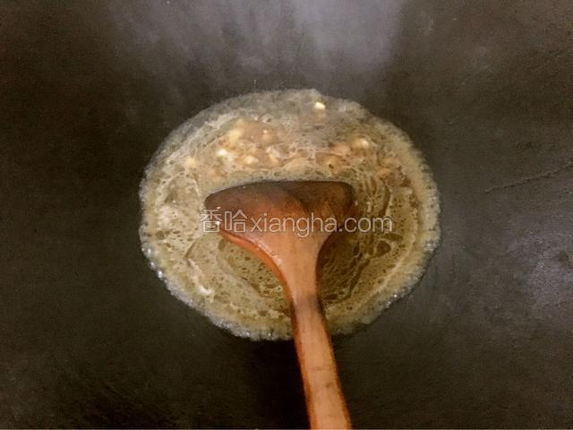 接着放入适量的蚝油加入一点点水烧开