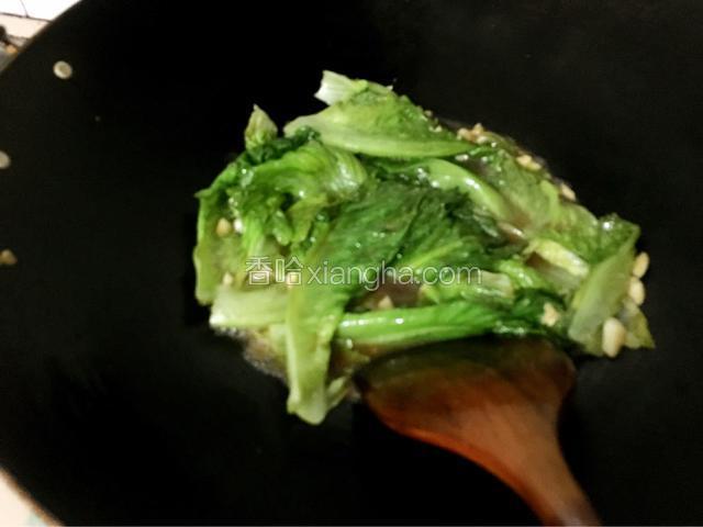 加入适量的盐翻炒均匀即可
