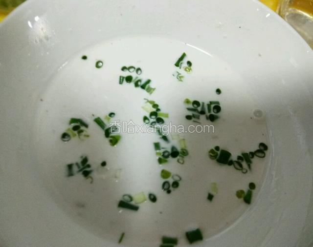 红薯淀粉加入同样重量的水，搅拌均匀，加葱花