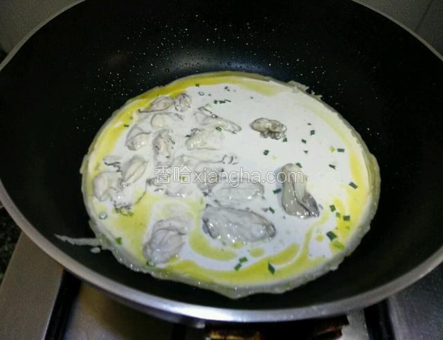 热油锅下蚝仔淀粉液入锅煎