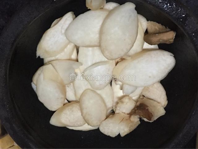 这时候准备好石锅，铺上香菇（可以铺上藕，莴笋之类喜欢的菜）
