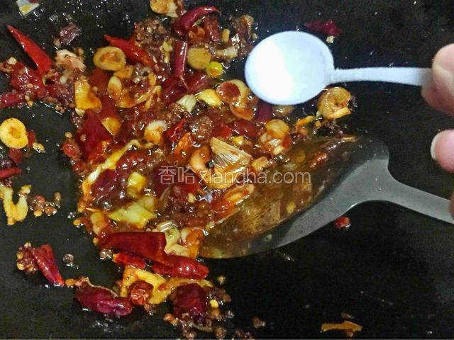 放入少许盐，少许鸡精，把佐料炒香