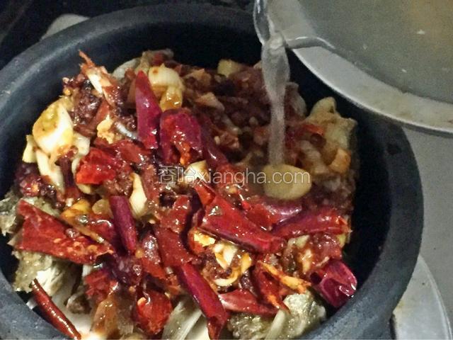 慢慢淋入骨汤（没有就用开水代替）