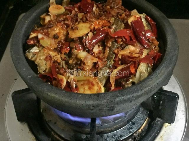 熬煮到鱼肉脱骨