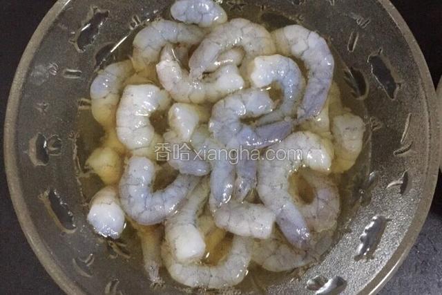 虾仁葱姜水浸泡；